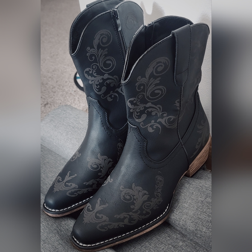 Dream Paris Women's Cowgirl Western Short Chunky Heel Pointed Toe Boots Size 8.5